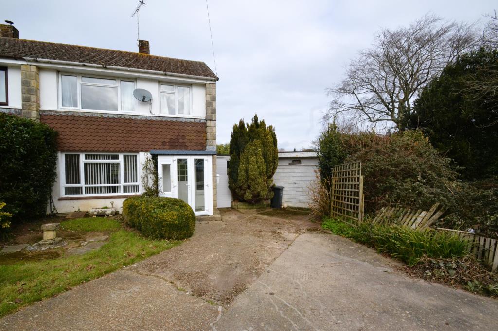 Lot: 36 - THREE-BEDROOM HOUSE IN A POPULAR VILLAGE ON A PLOT WITH LAPSED PLANNING - Three bedroom house for sale by auction Godshill Isle of Wight
